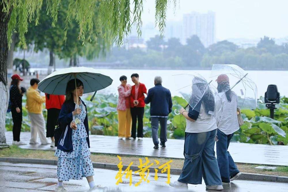 雨润明湖游人至，济南泉水游热度高涨