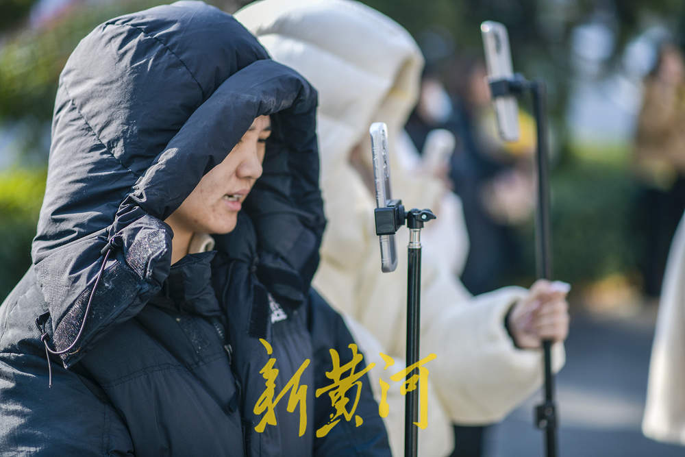 艺考大幕拉开 济南考点外自媒体直播吸引生源