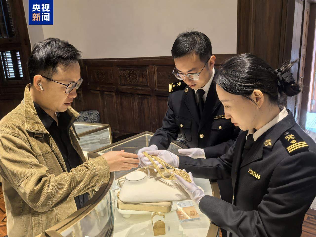 最快35分钟！“进博直通车”助展品从保税仓直达“四叶草”