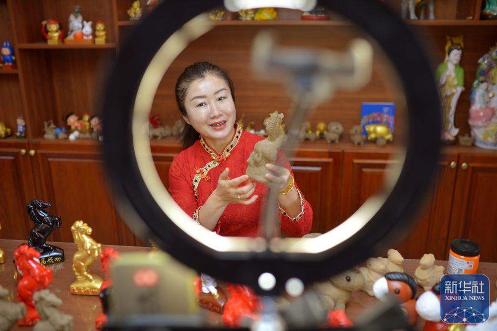 山东：文创“马”力全开迎新春