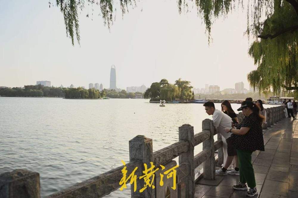 济南大明湖初秋暮色醉游人
