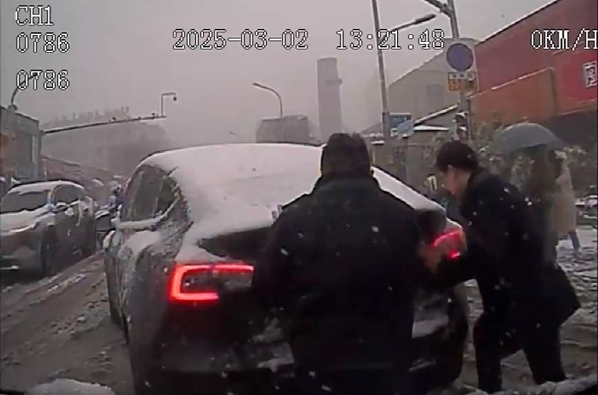 更多公交“推车侠”现身 他们是这座城最温暖的底色