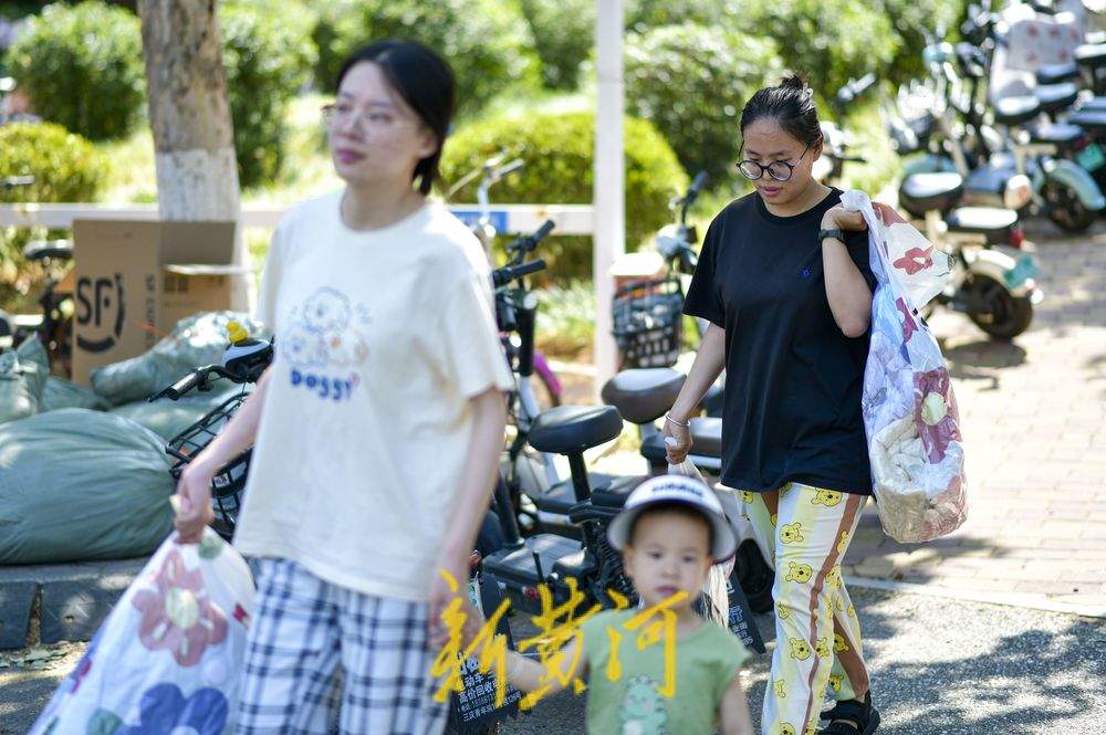 离别校园毕业“寄” 大学生轻装离校