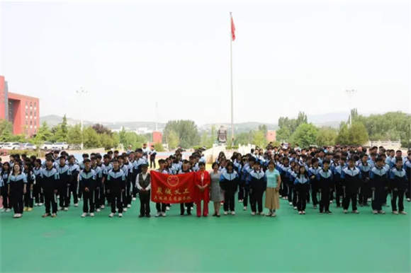 公益之路三十载，薪火相传启新程——十佳泉城义工“兵妈妈”齐亚珍公益图片高校巡展首站走进济南市技师学院
