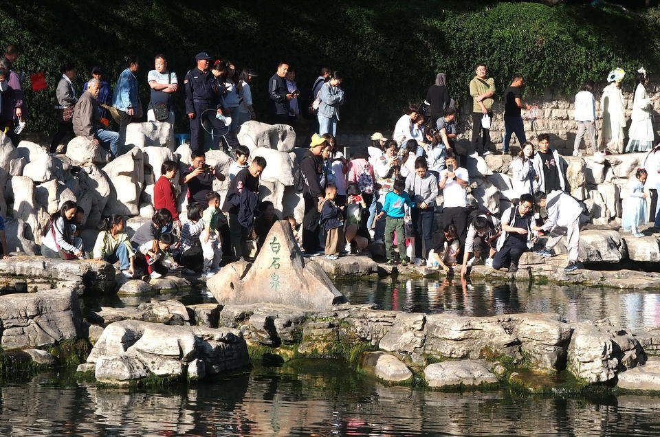 天天都有游客潮，国庆假日济南黑虎泉人气爆棚