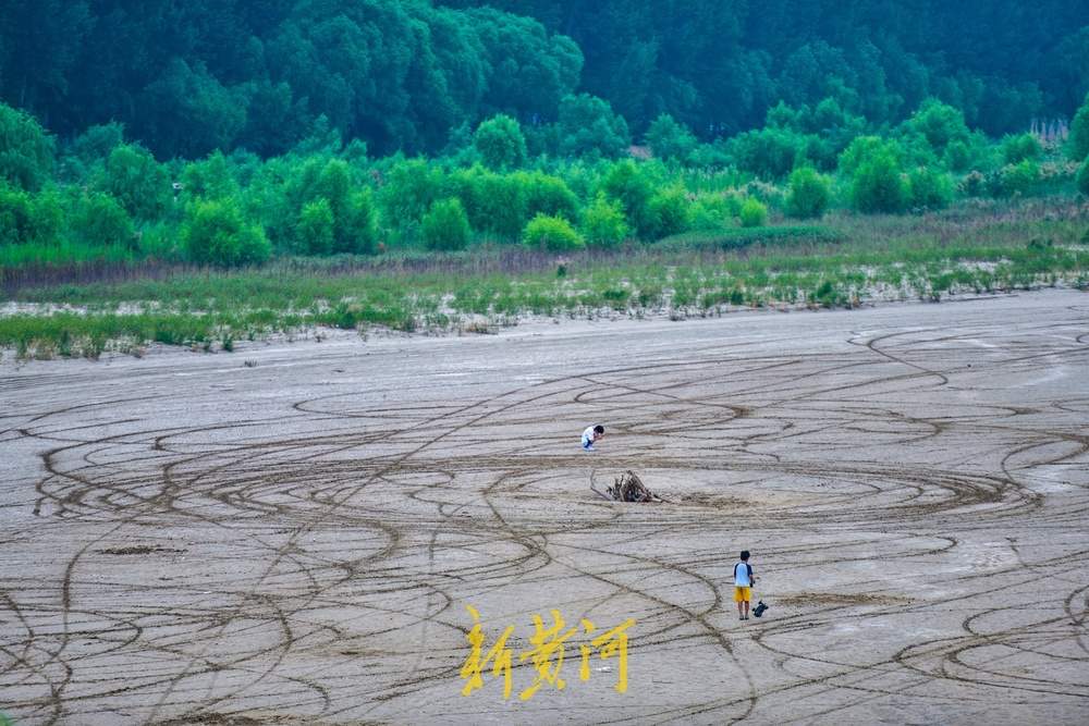 黄河济南段人造洪峰逐渐“退潮”，河滩露脸成纳凉好去处 