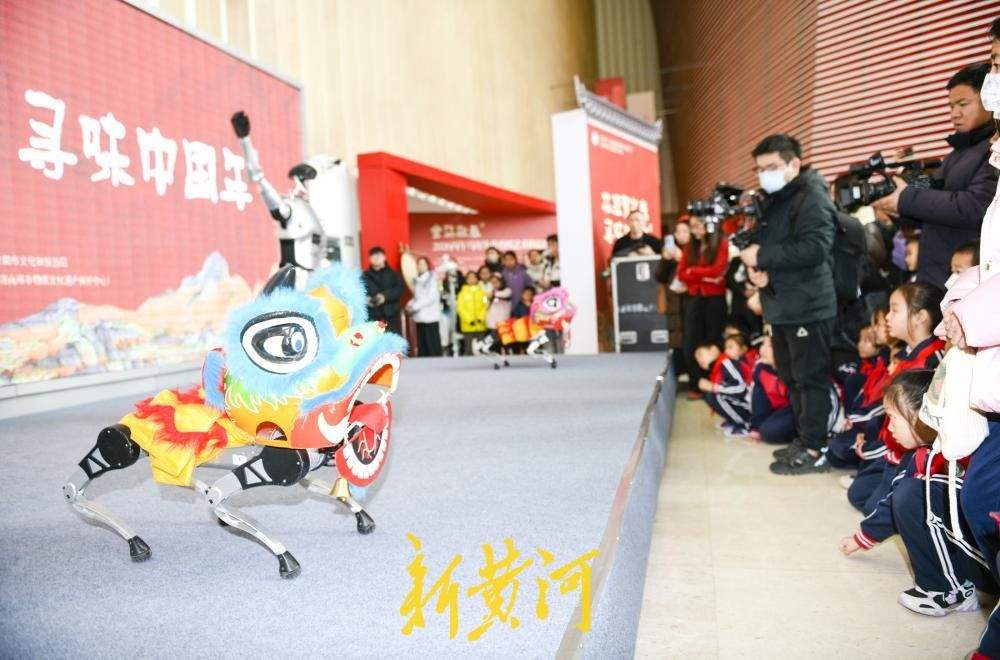 “泉”在济南过大年｜人形机器人舞动非遗，机械瑞狮恭贺新春