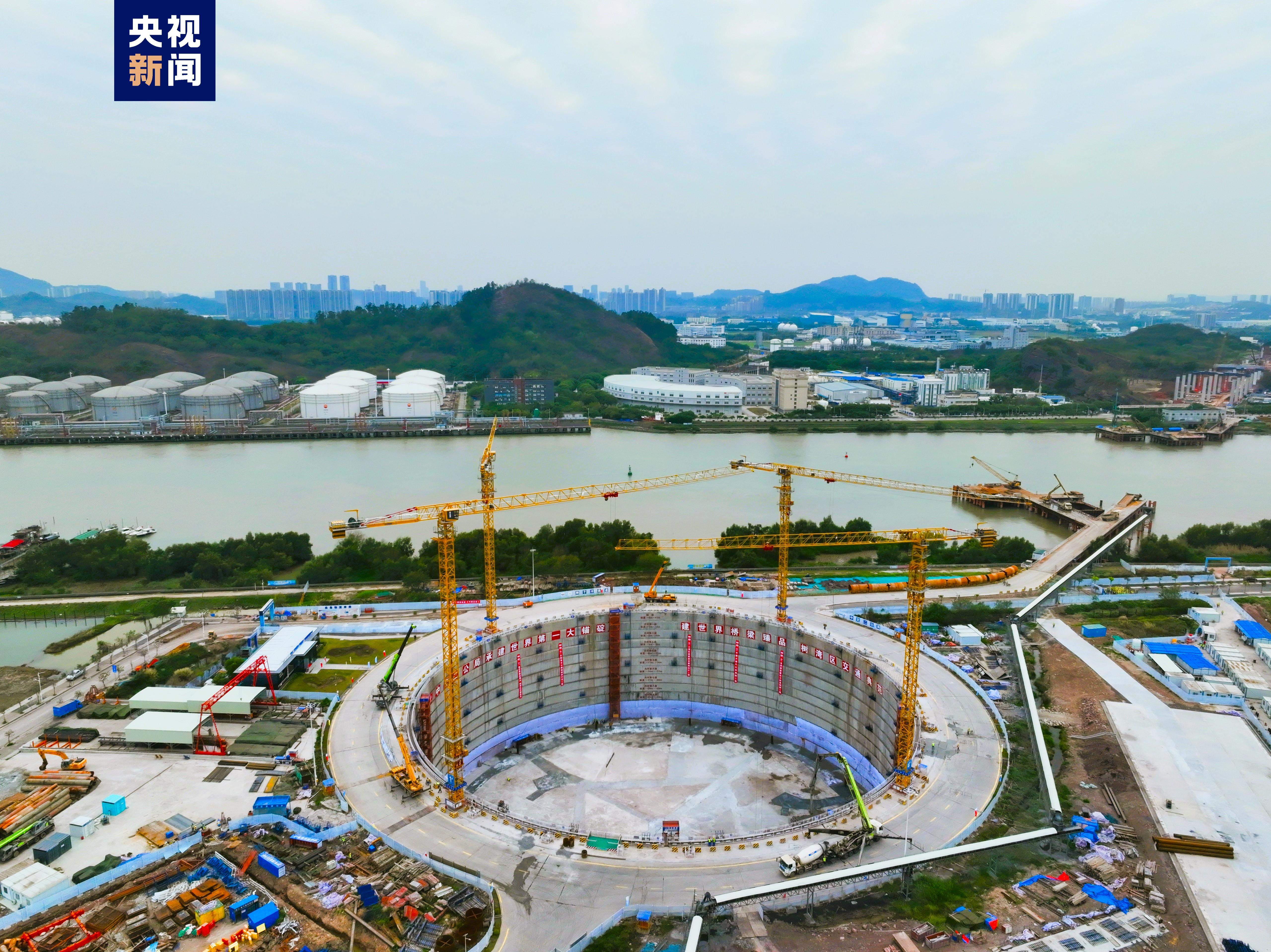 粤港澳大湾区超级工程狮子洋大桥西锚碇顺利完成封底