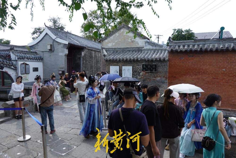 中秋假期后旅游热度不减，济南起凤桥街游客排队打卡