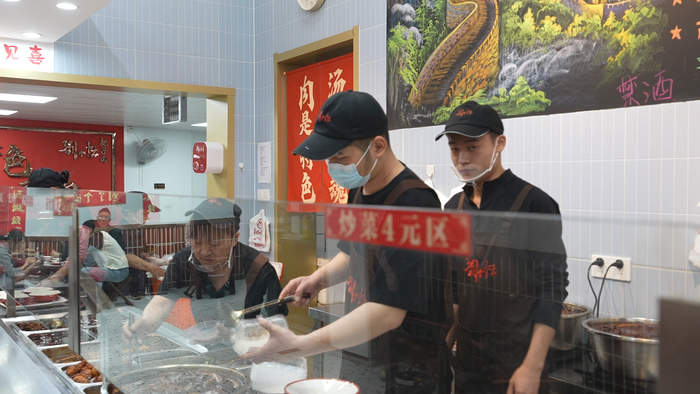 从地摊做到地标 济南这家把子肉店日接待两三千人