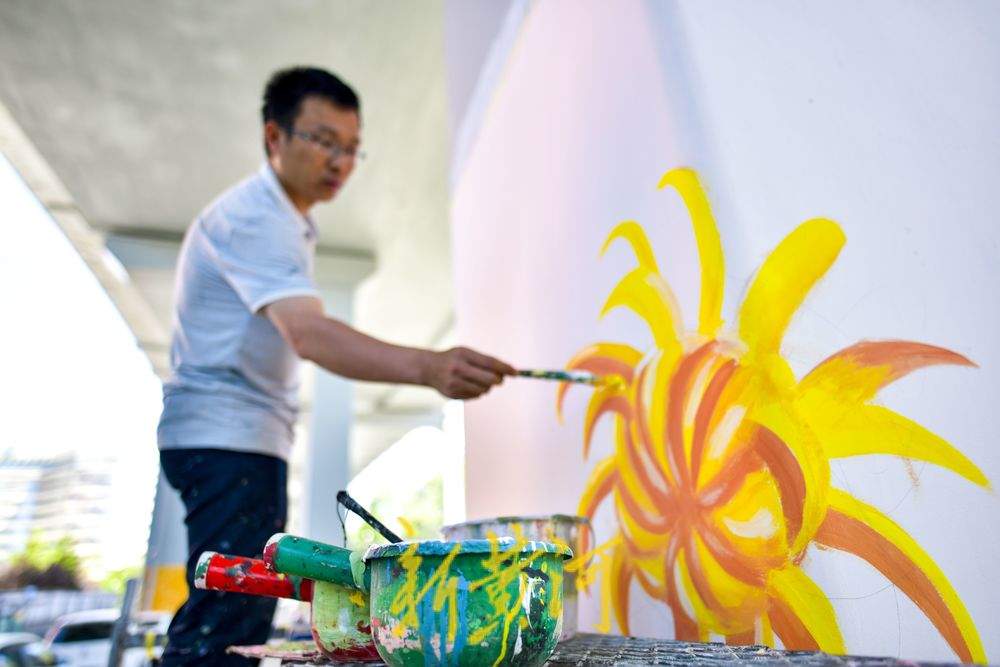 济南顺河高架“花”妆初成！26根墩柱彩绘演绎十二个月特色花卉