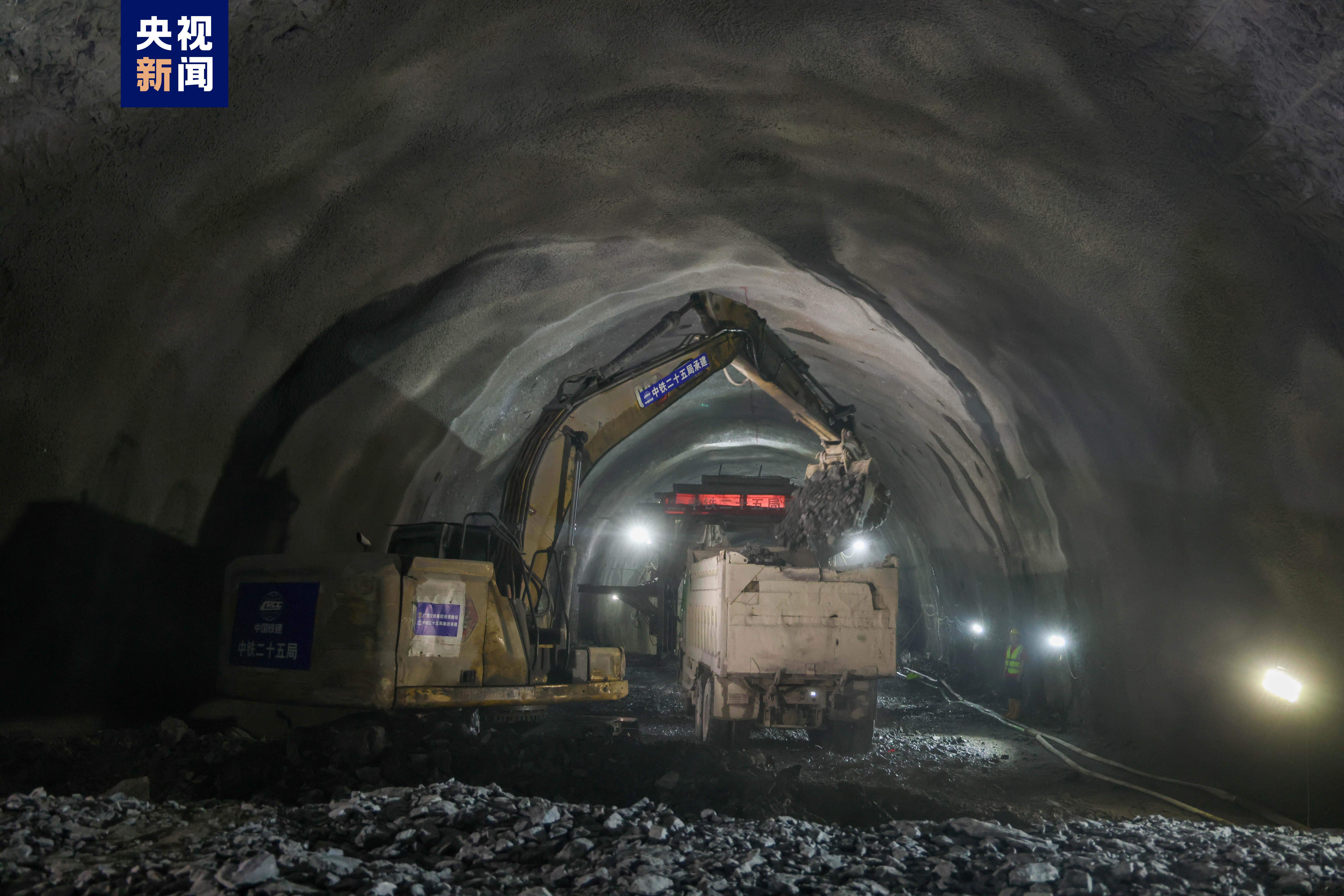 柳梧铁路首个中长隧道贯通 全线隧道工程进度超六成