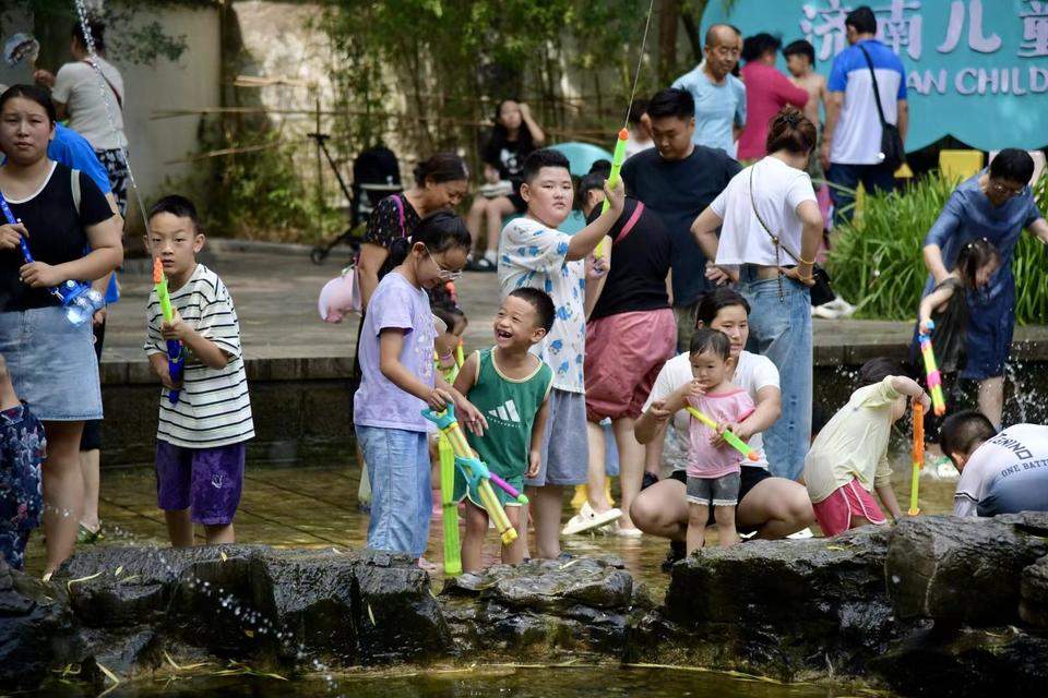 五龙潭暑期亲子狂欢泼水节欢乐举行，孩子们玩水太嗨了