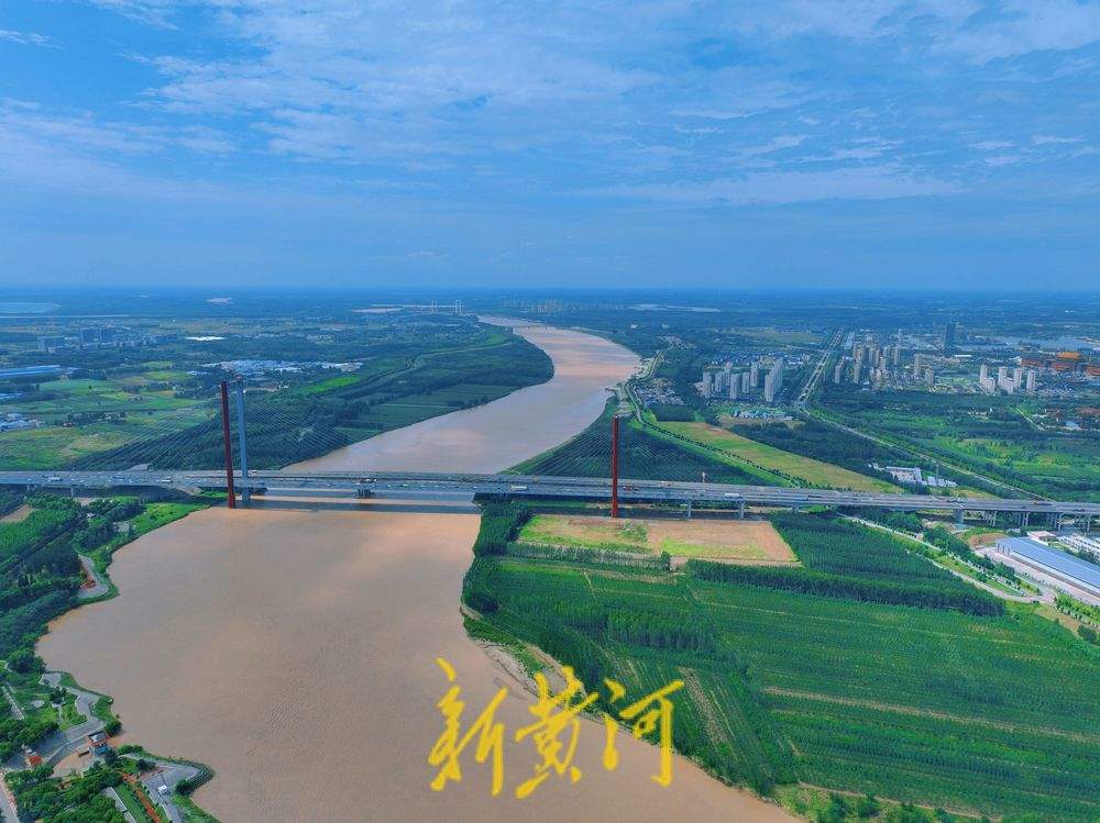 秋高气爽 雨后济南黄河岸畔碧空如洗