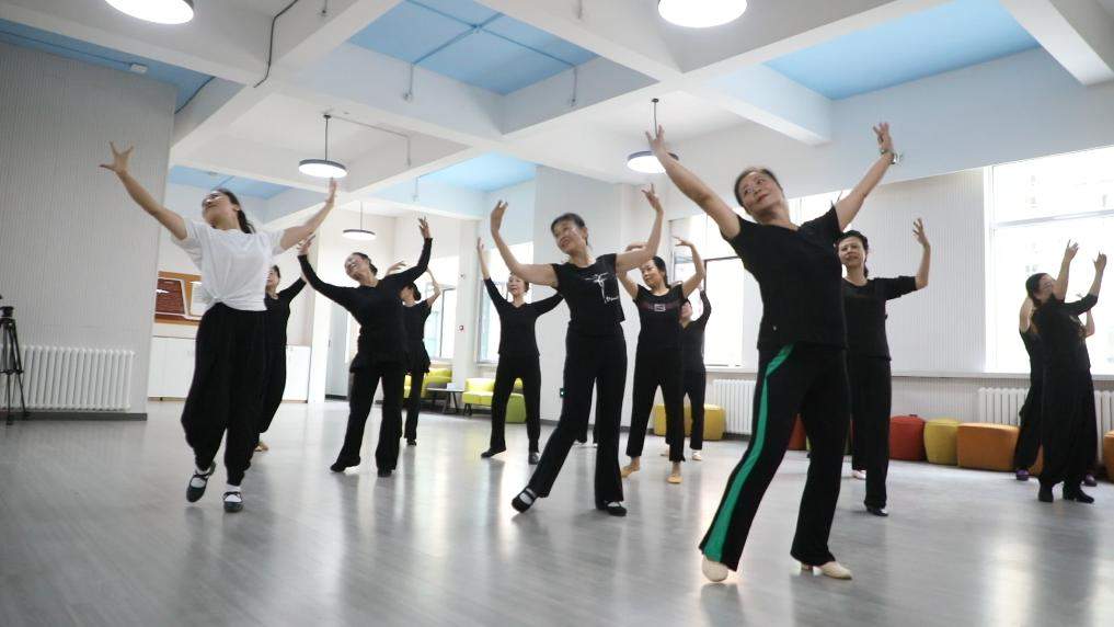 “社区食堂+银发学堂”：中国打造养老服务圈温暖老年人生活