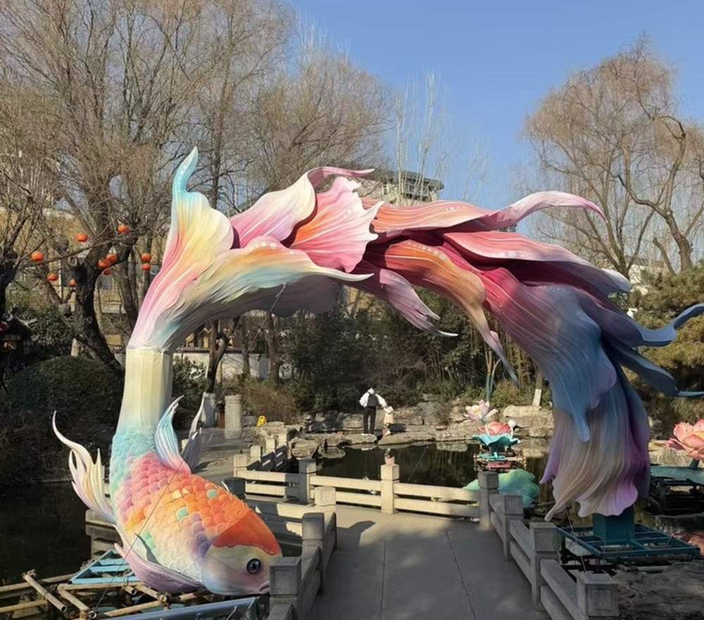 花灯筹备、大学生镜头下的水下森林与茶馆的温情留言构成冬日泉城氛围