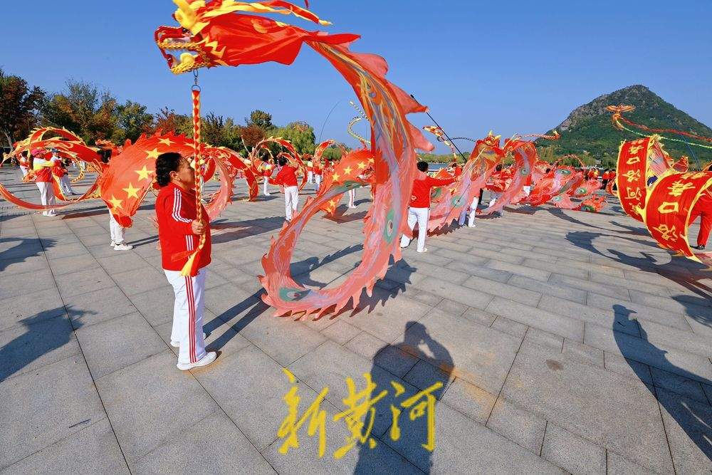 千余名老人舞起空竹龙，庆祝自己的节日