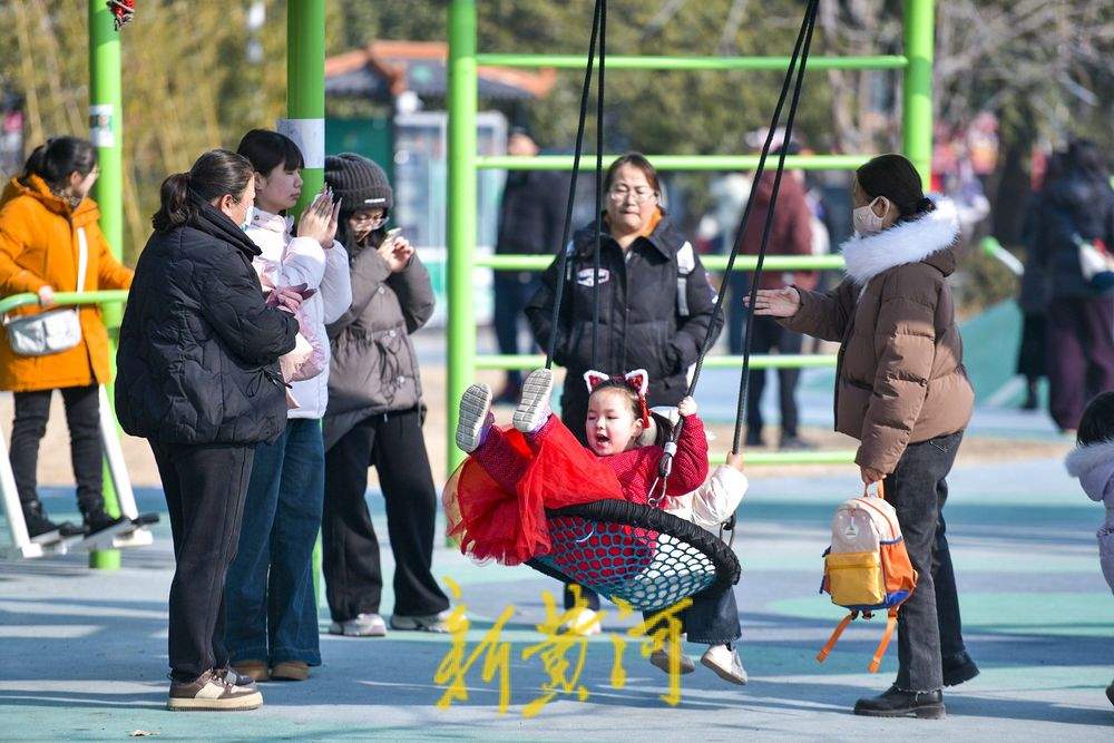 一年四季 泉在济南丨冬日暖阳短暂回归，市民大明湖畔享惬意时光