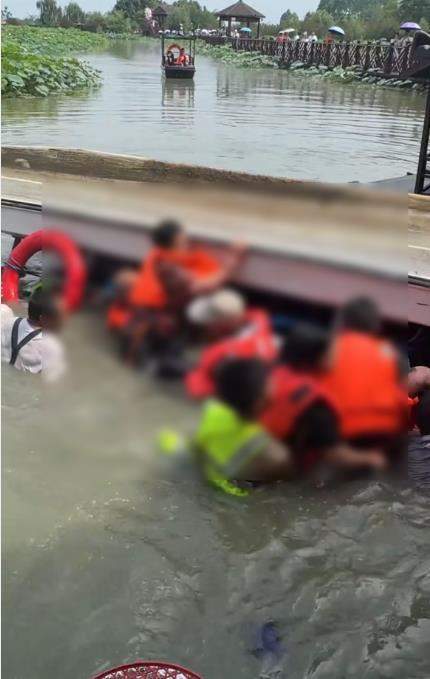 成都一景区游船侧翻12人落水,当地:有人抢乘所致,无伤亡