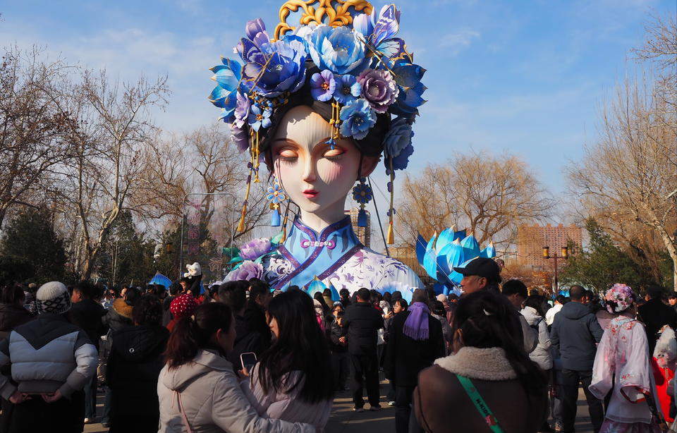 元宵佳节济南阳光明媚，大明湖畔游客如织