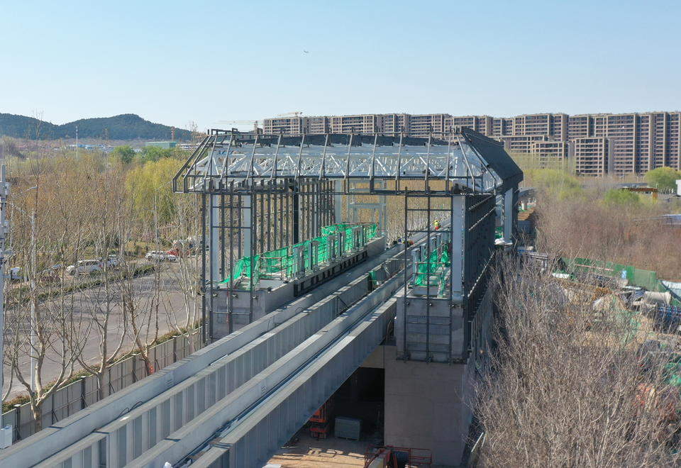 “钢筋铁骨”造型简洁，济南云巴沿线车站建设正酣