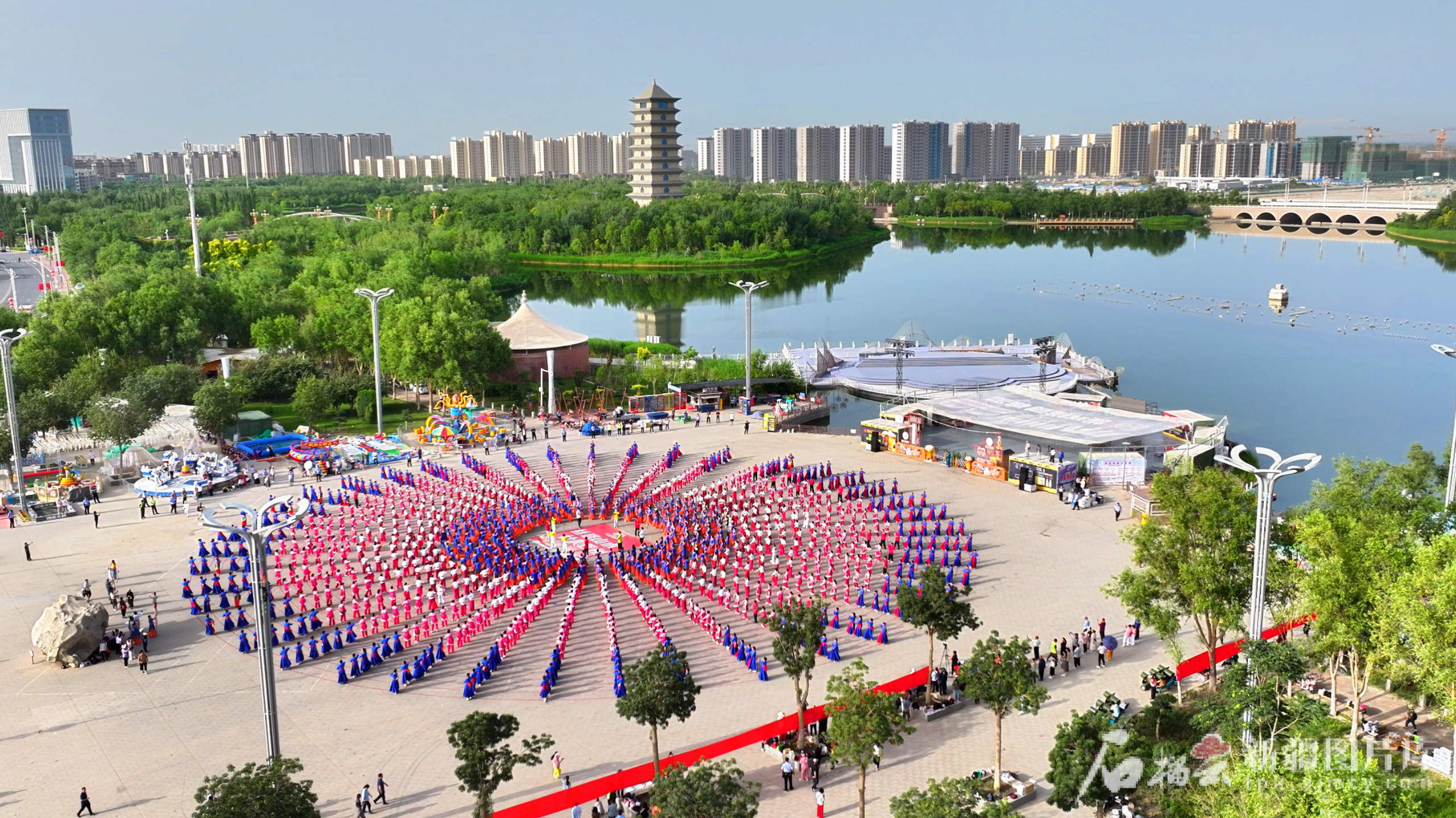 互祝福 同分享 共欢乐——新疆各族干部群众共度古尔邦节