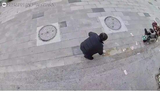 男子5万元现金被风吹散，路人帮忙全部找回，回应：捡了半小时，感谢热心人，最远被吹到几百米外