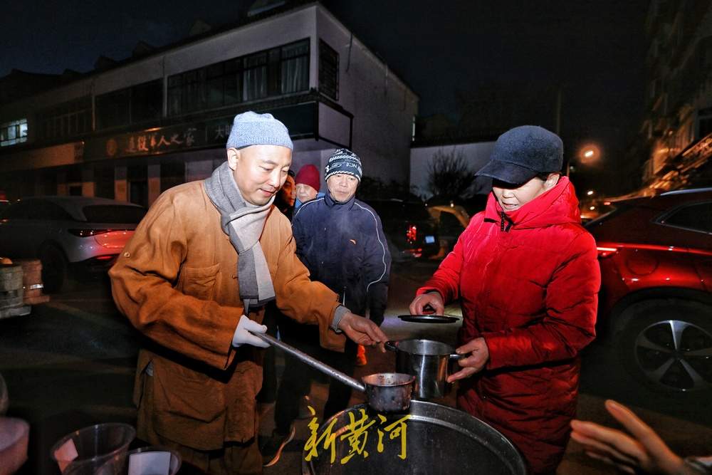 腊八清晨，济南崇明寺前施粥年味浓 