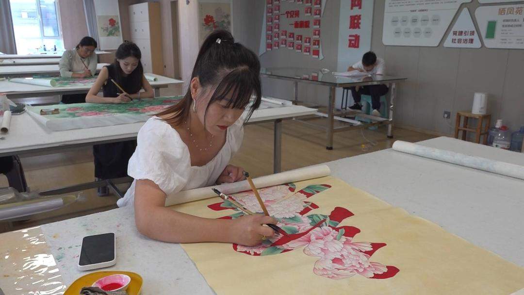 从灶台到画案:一支画笔何以破解留守妇女顾家增收两难