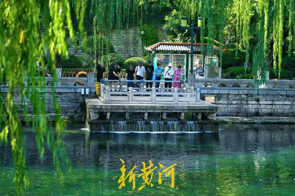 端午假期过后济南热度不减 护城河畔泉水游人气依旧