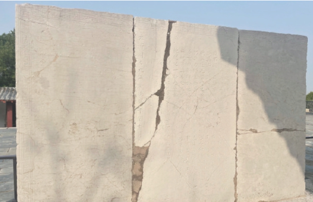 巫山云不见 石室字痕深