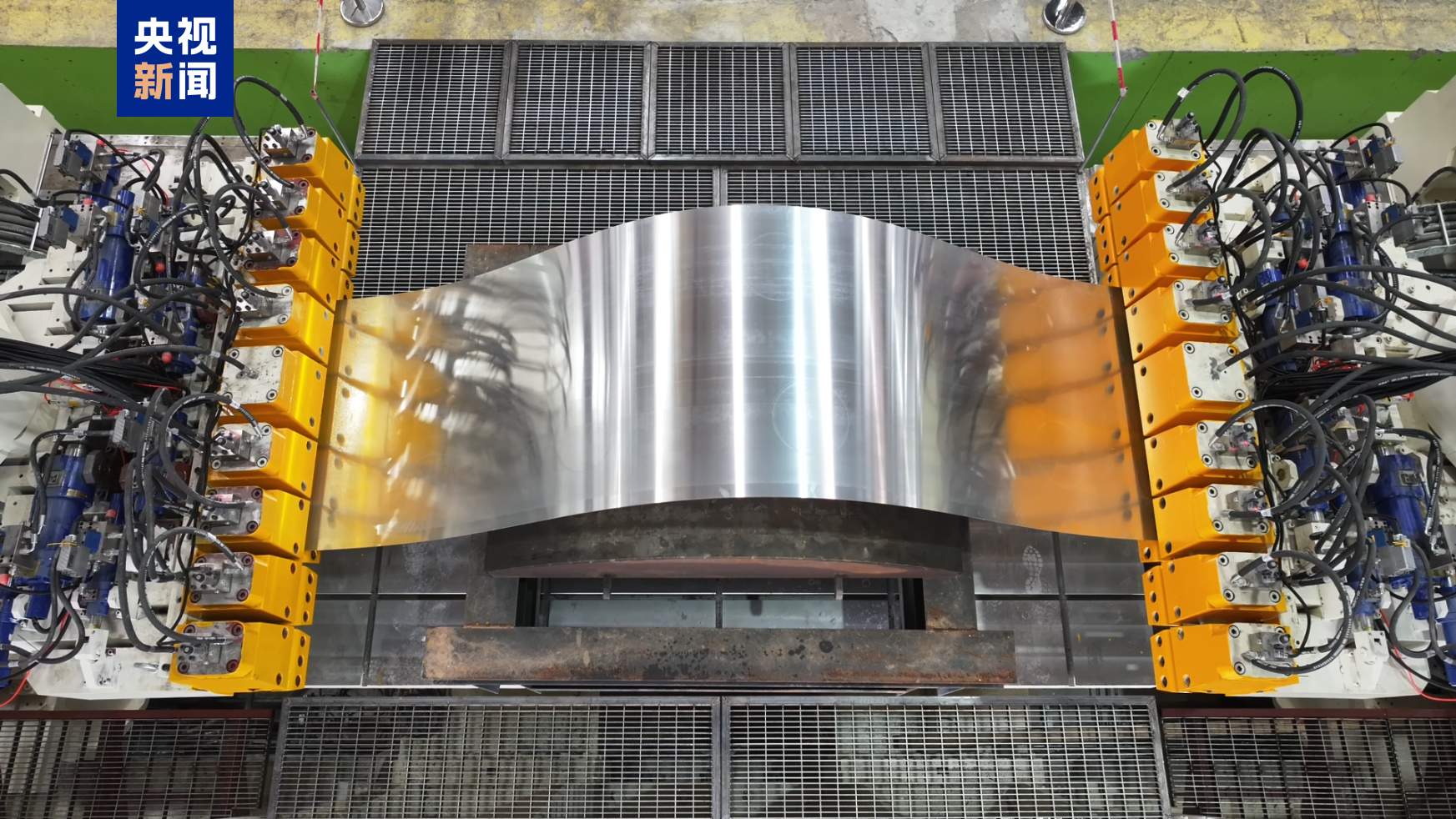 我国航空制造装备领域取得重大突破 世界最大蒙皮拉伸机通过验收