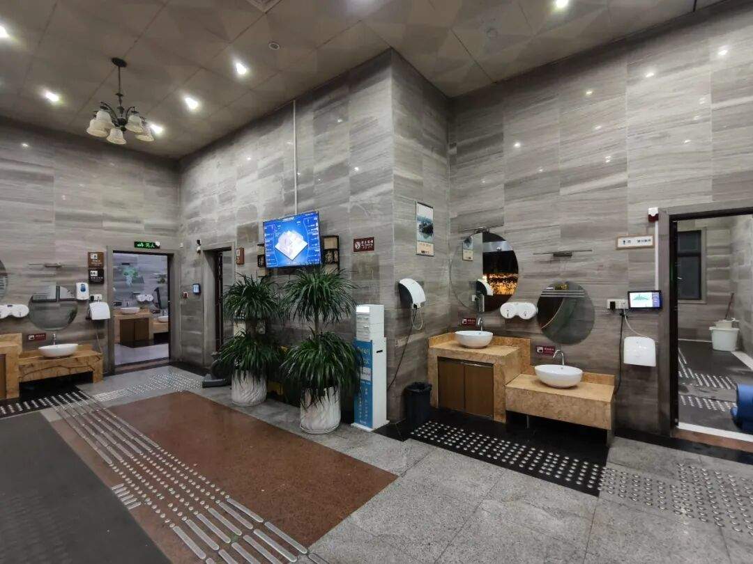 广东一景区现“潮汐厕所”，游客可手动更改男女厕标识