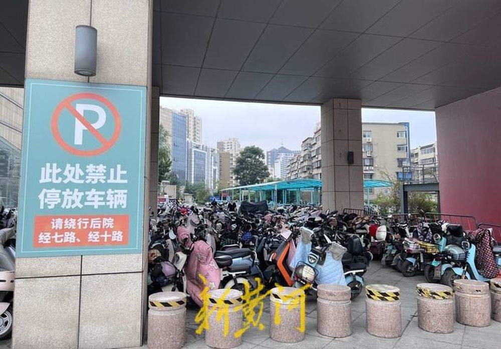 济南和谐广场南侧经十路辅道“车满为患”，5米宽道路仅容一人通行