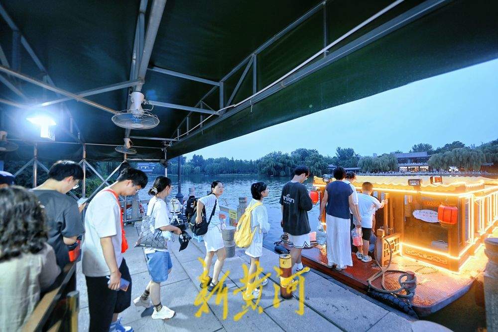 暑期收尾热情不减 大明湖游船码头排长队
