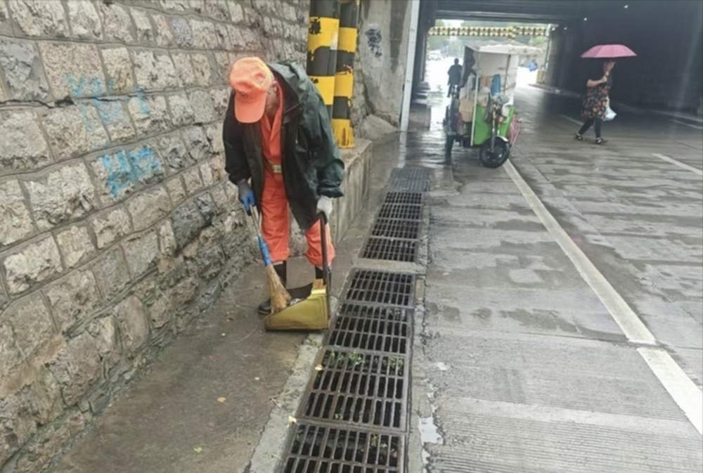 济南早高峰遇雨,天桥区10座下穿式铁路桥下无积水,车辆行人通行顺畅