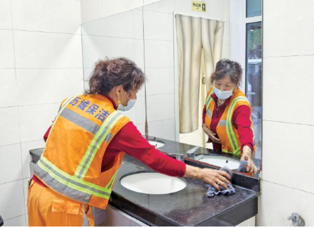 “游客的称赞比啥都提神”!济南夜市爆火背后,是保洁员的24小时守护