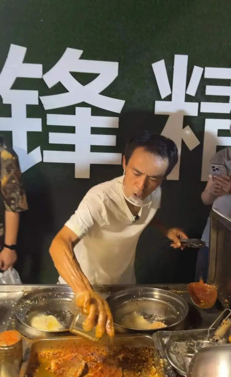 江西景德镇“鸡排哥”爆火后，有新身份