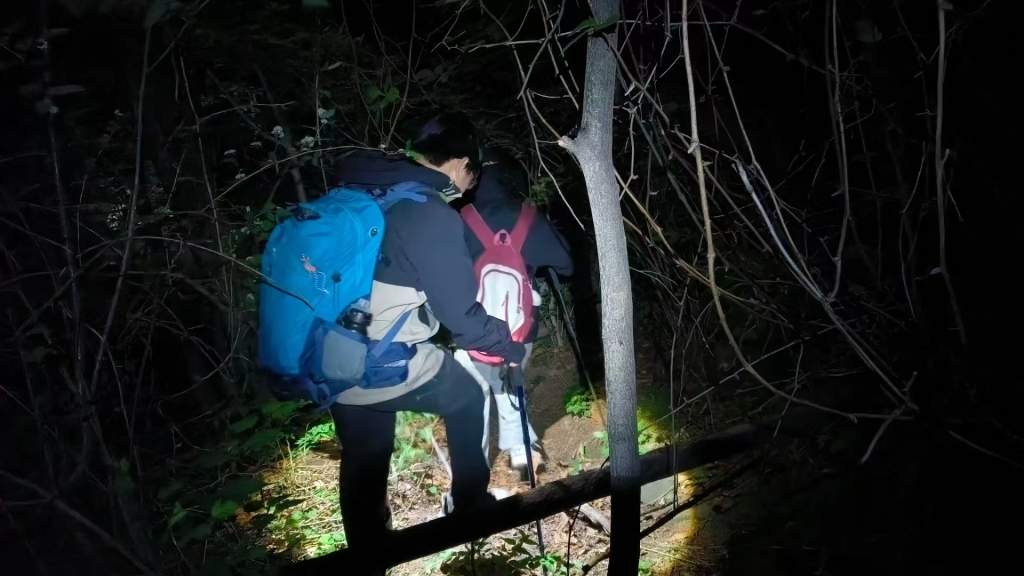 又一起!跟着户外软件走野路,俩大学生爬崂山被困,救援队连夜施救