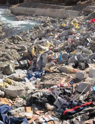 博主称甘孜德格县一河流边堆满垃圾，当地：已清理完毕