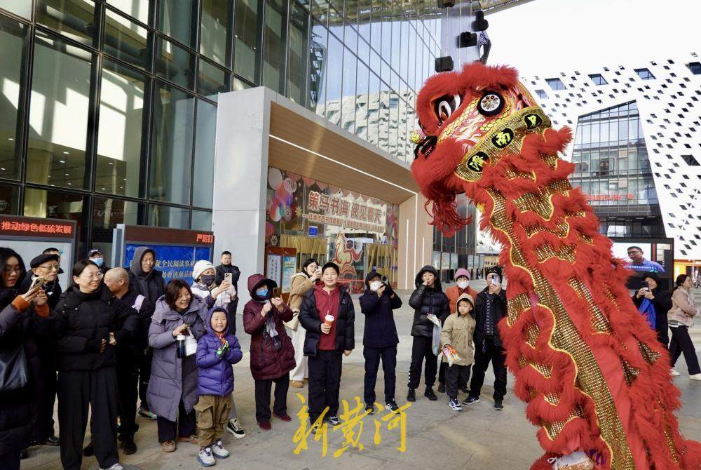 “泉”在济南过大年｜正月初一贺新春 济南文化馆门前传统舞狮来拜年