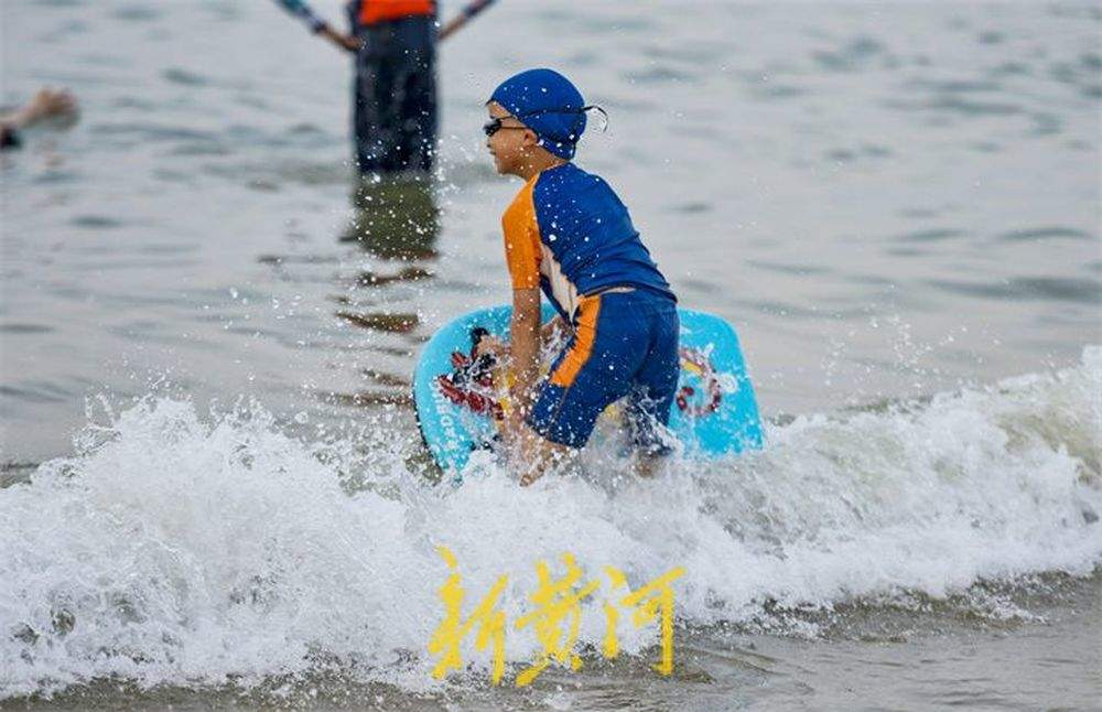 高温高湿天气下，海水浴场迎来避暑高峰