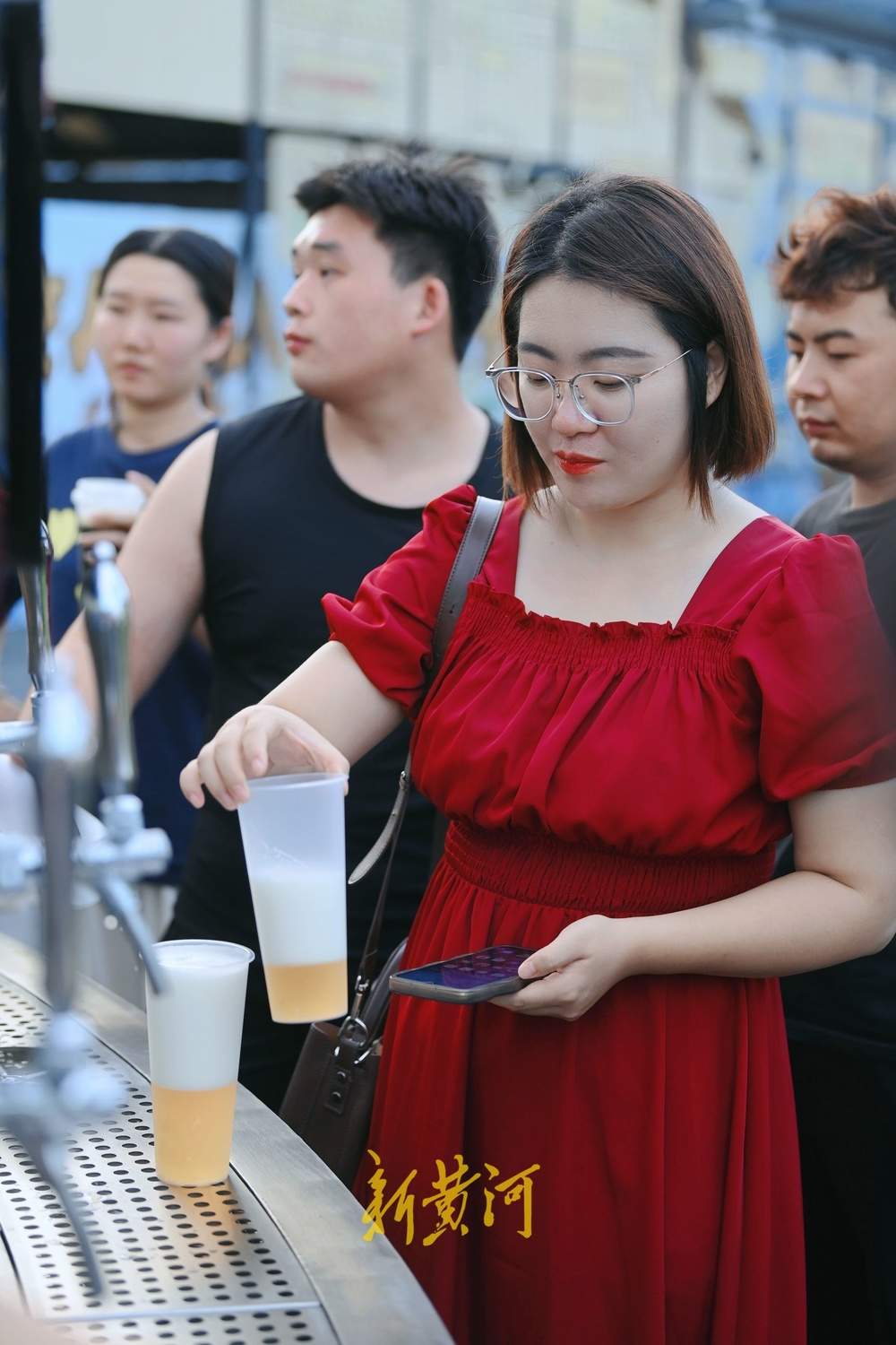 “青岛啤酒交易所”吸引市民排队打卡，点燃济南夜市新体验