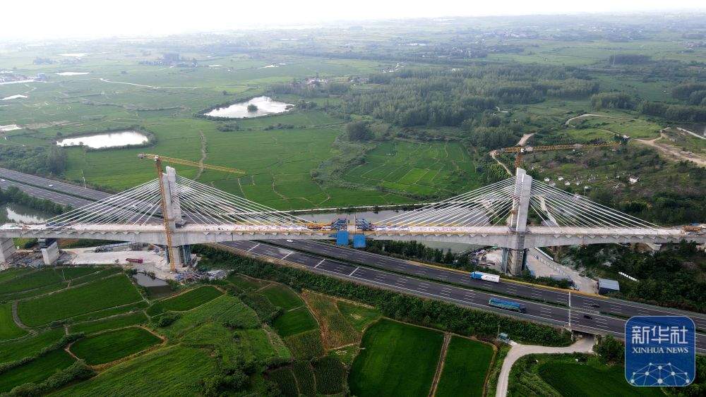 新建沪宁合高铁安徽段跨沪陕高速特大桥合龙