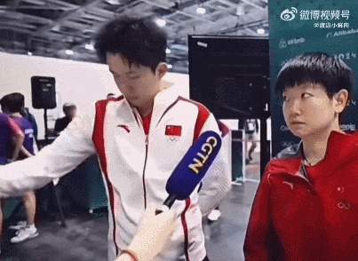 溜了溜了！王楚钦躲采访:放过我们 这次不是假装看手表了