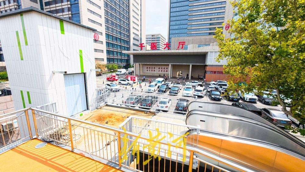 经十路过街天桥换新装 扶梯直梯已安装待启用