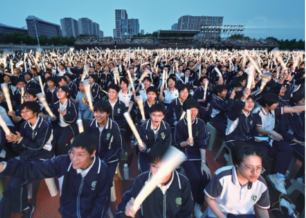 历城二中草地音乐会再次“霸屏”朋友圈 近万名师生共同见证