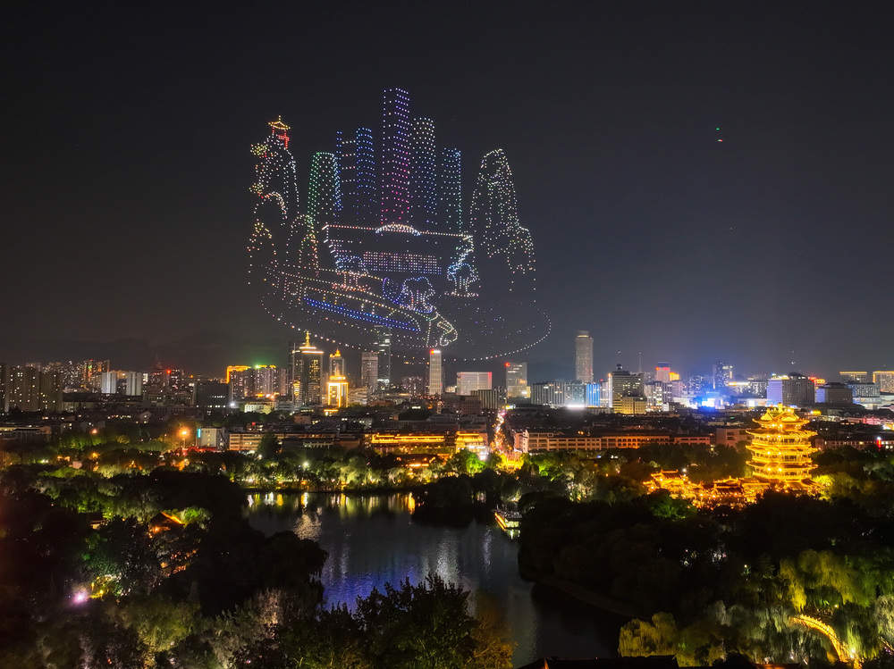 璀璨光影与湖景交融！3000架无人机绘就泉城新画卷