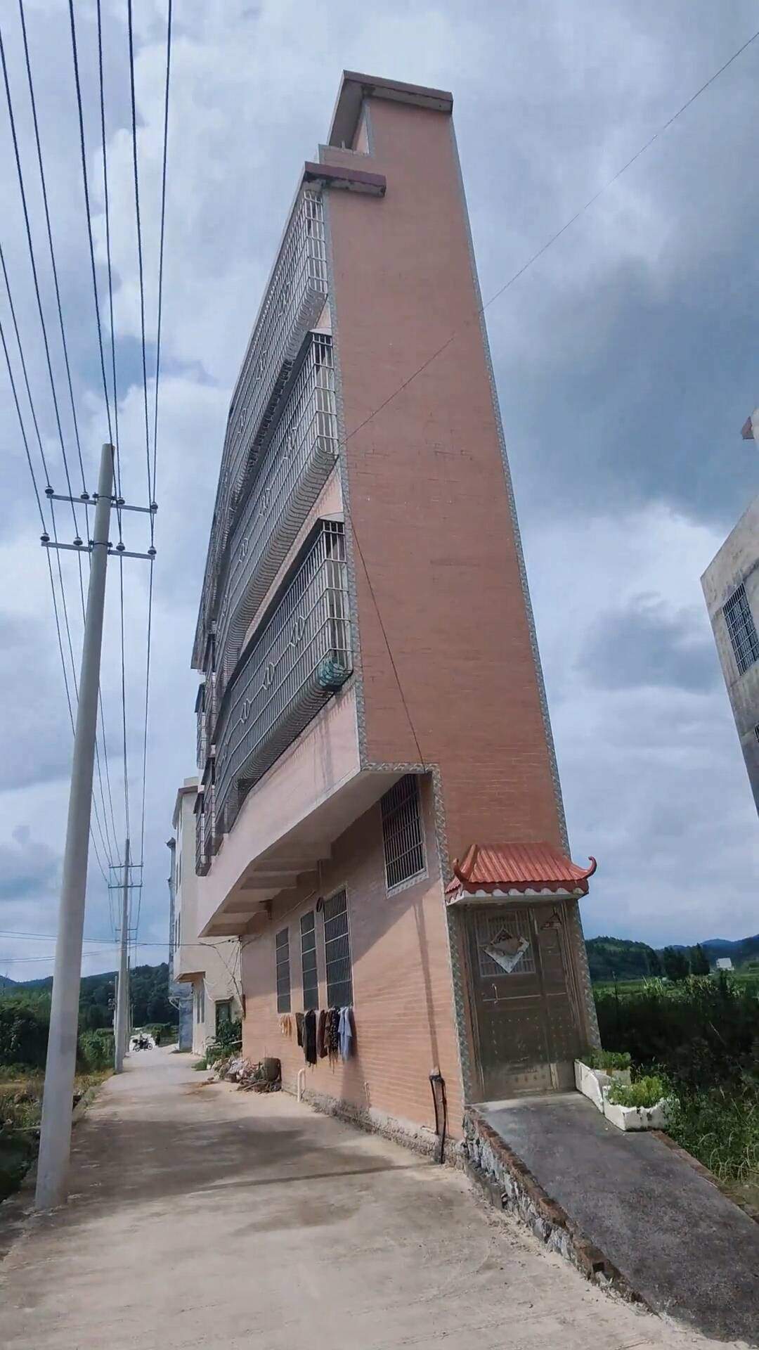 郴州一农村自建房走红，最窄处仅有一门宽，网友好奇“2米的床能放下吗”，房主：拍摄角度问题，最宽的位置有七八米