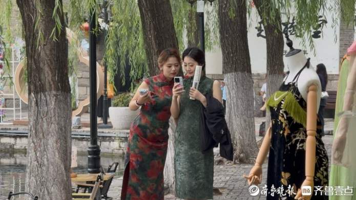 大明湖畔“簪花热”退，“旗袍风”起